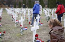 Возложение цветов на мемориальном кладбище жертв Вуковарской резни, ноябрь 2021.