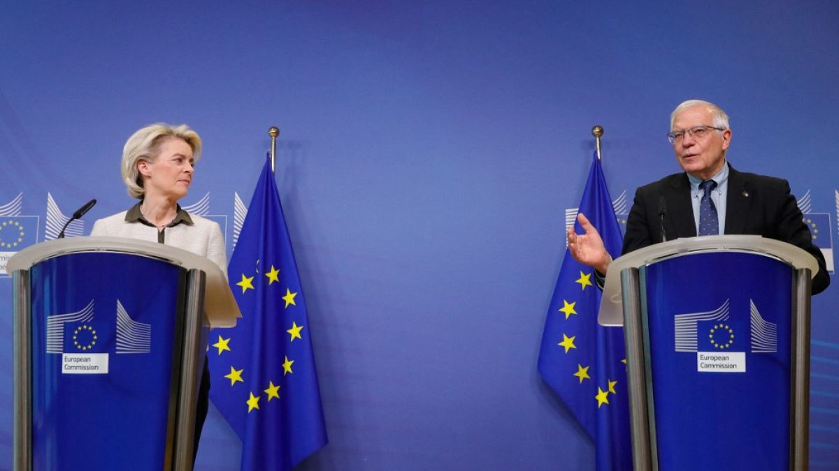 Председатель Еврокомиссии Урсула фон дер Ляйен и Верховный представитель ЕС по иностранным делам и политике безопасности Жозеп Боррель делают совместное заявление для прессы 