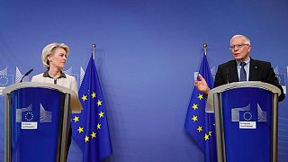 Председатель Еврокомиссии Урсула фон дер Ляйен и Верховный представитель ЕС по иностранным делам и политике безопасности Жозеп Боррель делают совместное заявление для прессы