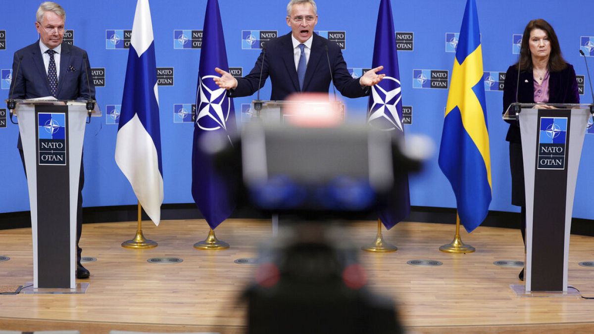 Jens Stoltenberg NATO-főtitkár (középen) Pekka Haavisto finn külügyminiszter és Ann Linde svéd külügyminiszterekkel tart sajtótájékoztatót az ukrán háború kirobbanása után