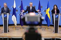 Jens Stoltenberg NATO-főtitkár (középen) Pekka Haavisto finn külügyminiszter és Ann Linde svéd külügyminiszterekkel tart sajtótájékoztatót az ukrán háború kirobbanása után