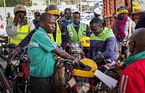 Lange Schlangen und nicht genug Benzin für alle: Das sorgt für Frust an der Zapfsäule in Kenia.
