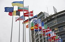 Η σημαία της Ουκρανίας μεταξύ των σημαιών των κρατών μελών της ΕΕ έξω από το κτίριο του Ευρωκοινοβουλίου στο Στρασβούργο