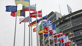 Η σημαία της Ουκρανίας μεταξύ των σημαιών των κρατών μελών της ΕΕ έξω από το κτίριο του Ευρωκοινοβουλίου στο Στρασβούργο