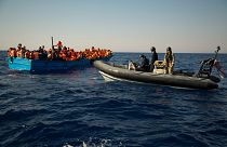Libya'dan hareketle Avrupa'ya ulaşmaya çalışan çoğunluğunu Afrikalı göçmenlerin oluşturduğu tekneye denizde eşlik eden İngiliz askerler