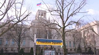 Embajada rusa en Berlín, cartel de la "plaza de la libertad" con los colores de Ucrania, 5/4/2022, Berlín, Alemania