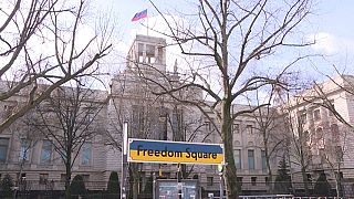 Табличка с надписью "Площадь свободы" у здания посольства РФ в Берлине