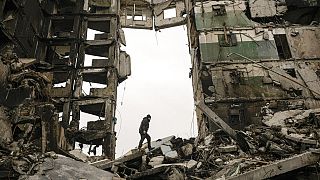 Átvizsgálják a romokat az orosz támadásban megrongálódott ház körül Borogyankában