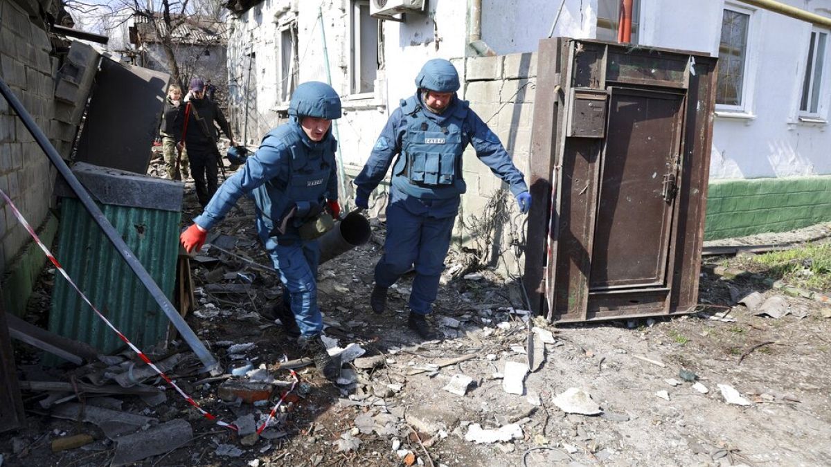 Equipos de emergencia retirar un fragmento de misil de una calle en Donetsk, en territorio en manos de las fuerzas separtistas prorrusas