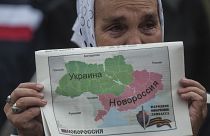 سيدة تحمل خريطة حيث تبدو "نوفاراسيا" أو "روسيا الجديدة" باللون الأحمر، وهي تقسم أوكرانيا 