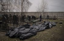 Des dizaines de corps attendent d'être enterrés dans un cimetière à Boutcha, en Ukraine, 5 avril 2022.