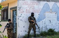 El Salvador'un Ilopango bölgesinde çetelerce kontrol edilen bir bölgeye operasyon düzenleyen askerler