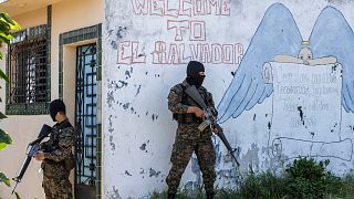 El Salvador'un Ilopango bölgesinde çetelerce kontrol edilen bir bölgeye operasyon düzenleyen askerler