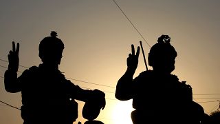 جنود عراقيون يرفعون علامة النصر - أرشيف