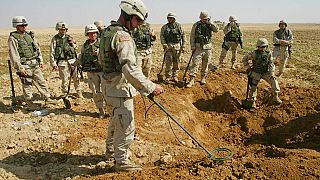Αμερικανοί στρατιώτες ερευνούν για νάρκες