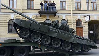 Archív fotó: orosz T-72-es tank szállítása Szentpéterváron