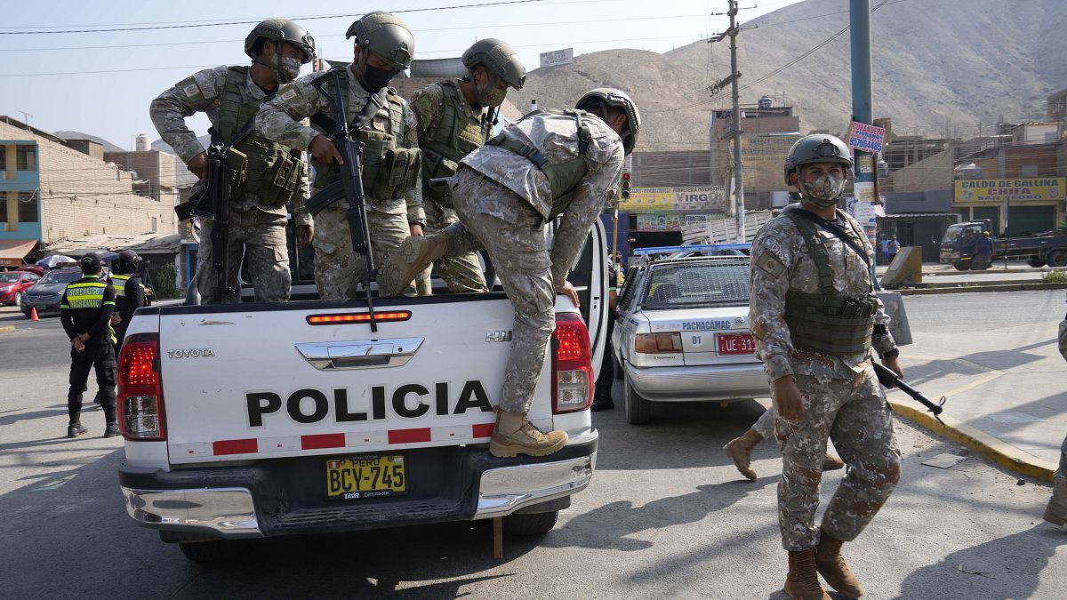 Policías de Fuerzas Especiales llegan a un puesto de control en el distrito de Manchay, en las afueras de Lima, Perú, 5/4/2022