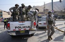 Policías de Fuerzas Especiales llegan a un puesto de control en el distrito de Manchay, en las afueras de Lima, Perú, 5/4/2022