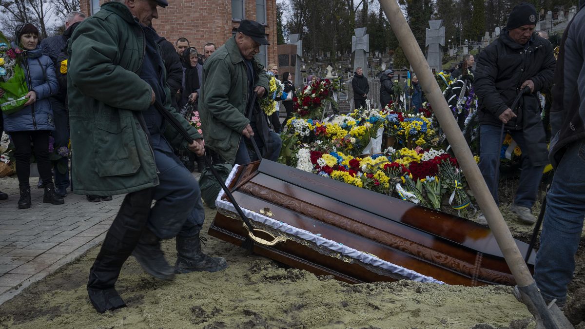 دفن الجندي تيريشكو فولوديمير البالغ من العمر 44 عامًا  في مقبرة ليتشاكيف في لفيف غربي أوكرانيا ، الاثنين 4 أبريل 2022