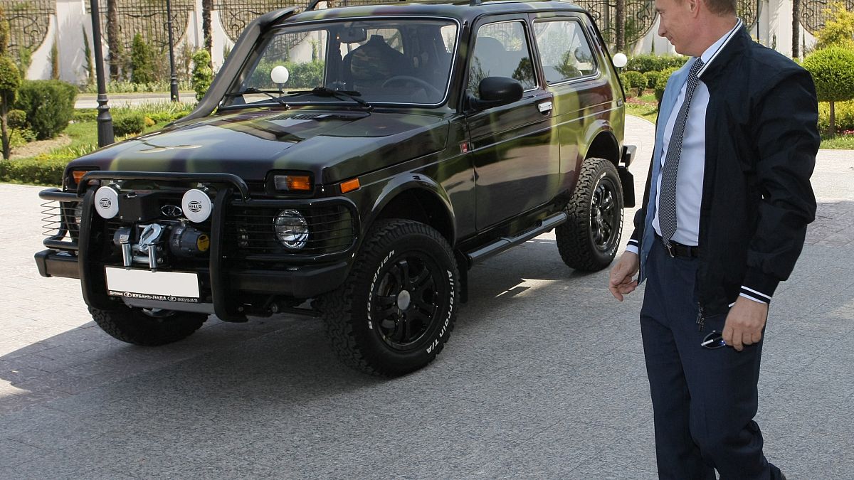 الرئيس الروسي أمام سيارة من نوع "نيفا لادا" عندما كان رئيساً للوزراء في 2009