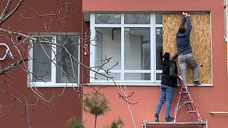 Жители Николаева закрывают окна