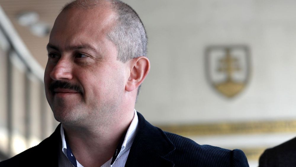 Photo of Krajne pravicový líder na Slovensku prišiel o poslanecký post pre neonacistické symboly, rozhodol súd