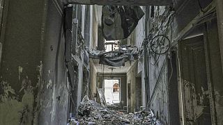 A harkivi városháza romos épülete egy orosz rakétatámadást követően 