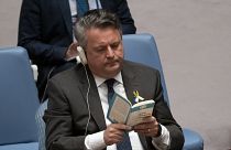 Постпред Украины при ООН Сергей Кислица на заседании Совбеза с книгой "Что не так с дипломатией?"