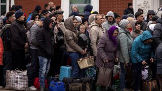 Warten auf die Bahn: Zahlreiche Menschen verlassen Kramatorsk per Zug