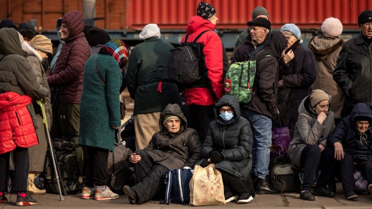 População espera por comboio para deixar Kramatorsk