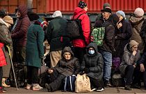 Vonatra váró emberek Kramatorszkban 2022. április 5-én