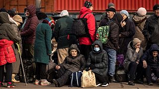 Vonatra váró emberek Kramatorszkban 2022. április 5-én