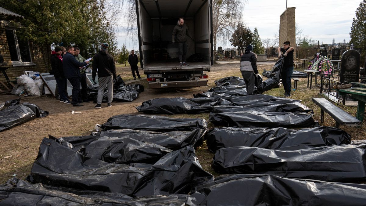 نثل جثث المدنيين الذين قتلوا في بوتشا في شاحنة إلى المشرحة، في ضواحي كييف -أوكرانيا.