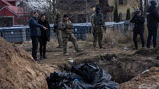 Corpi di civili nelle fosse comuni in Ucraina