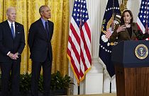 Barack Obama und Joe Biden lauschen einer Rede von Kamala Harris