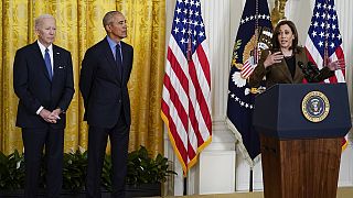 Barack Obama und Joe Biden lauschen einer Rede von Kamala Harris