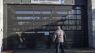 Πολίτης έξω από κλειστή πύλη σταθμού μετρό στην Αθήνα - φώτο αρχείου