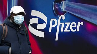Άνδρας περνάει έξω από τα κεντρικά της φαρμακευτικής εταιρείας Pfizer στη Νέα Υόρκη