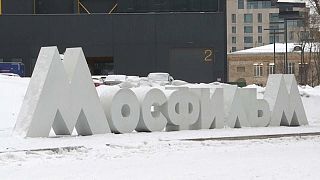 Надпись "Мосфильм" возле здания киноконцерна на Воробьёвых горах