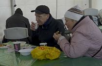 Dos desplazados ucranianos descansan en el centro de acogida de Zaporiyia