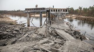 Ukrainische Soldaten auf einer zerstörten Brücke zwischen dem Dorf Dytiatky und Tschernobyl, Ukraine. 5. April 2022