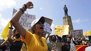 Des Sri Lankais manifestent pour demander la démission du président Gotabaya Rajapaksa à Colombo, Sri Lanka, lundi 4 avril 2022.