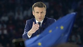El presidente francés Emmanuel Macron y candidato centrista a la reelección gesticula mientras pronuncia su discurso durante un mitin en París, el 2 de abril de 2022