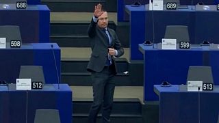 دجامبازكي أثناء أدائه التحية النازية داخل البرلمان الأوروبي