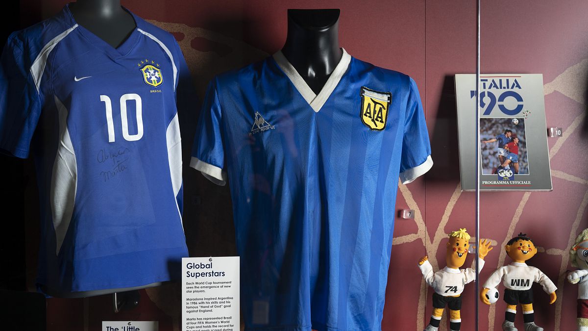 قميص كرة القدم الذي كان يرتديه الأرجنتيني دييغو مارادونا في ربع نهائي كأس العالم 1986 والذي عرف باسم "يد الله".