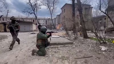 المتمردون يقاتلون في منطقة لوهانسك.