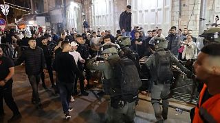 مواجهات بين الشرطة الإسرائيلية وفلسطينيين في القدس.