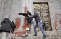 Activistas y científicos protestaron arrojando pintura roja a las puertas del Parlamento español, 6/4/2022, Madrid, España