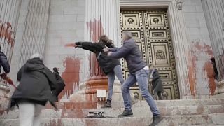 Activistas y científicos protestaron arrojando pintura roja a las puertas del Parlamento español, 6/4/2022, Madrid, España