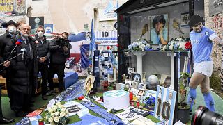 Aurelio De Laurentiis, Nápoly polgármestere (balra) Maradona nápolyi emlékhelyénél 2021. november 25-én, az argentin labdarúgó halálának első évfordulóján